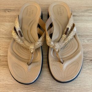 Crocs Capri Strappy Flip Flops Women’s 8 Gold Metallic Snake Sandals Comfort